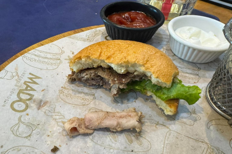 "Mado"da uşağına qamburger aldı, görün içindən nə çıxdı? 
