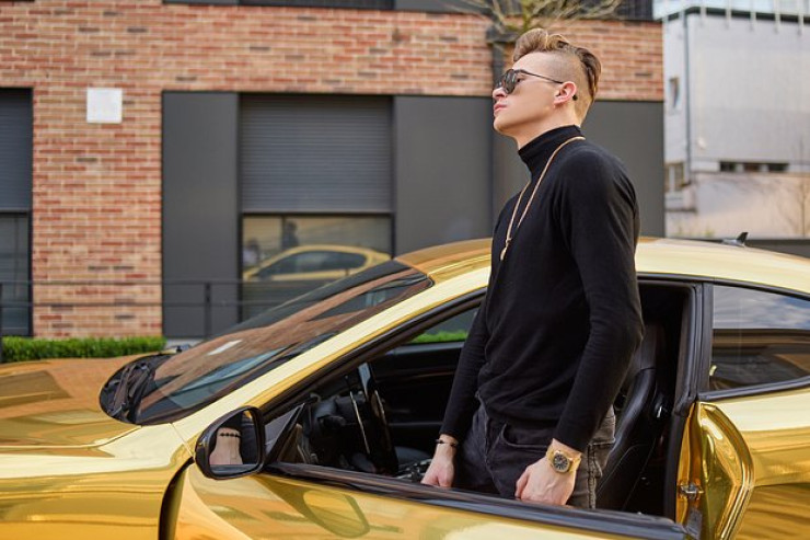 Milyarderin nəvəsi  zəngin həyatın çətinliyindən   DANIŞDI