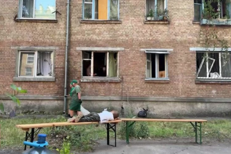 Oğurlanmış uşaqlıq:  Kiyevdə valideynləri evlərinin dağıntılarını təmizlədi, uşaq oturacaqda yatdı 