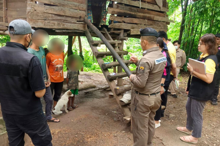 İtlərlə yaşayan  8 yaşlı uşaq: Danışmır,  hürür -  VİDEO 