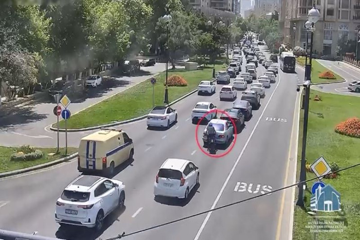 Bakıda moped sürücüsü "Mercedes"in üstünə çıxdı - QƏZA ANI 