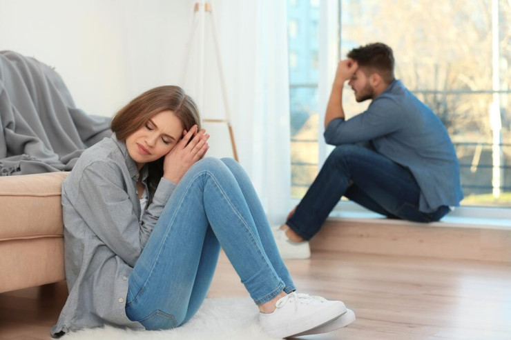 Həyat yoldaşınızın evlilikdə xoşbəxt olmadığını  necə başa düşmək olar: 10 danılmaz əlamət 