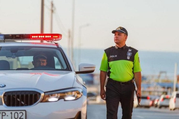 Sumqayıtda dəniz sahilində TƏHLÜKƏLİ ANLAR:  arvadına maşın verdi, polis hər ikisini saxladı-VİDEO 
