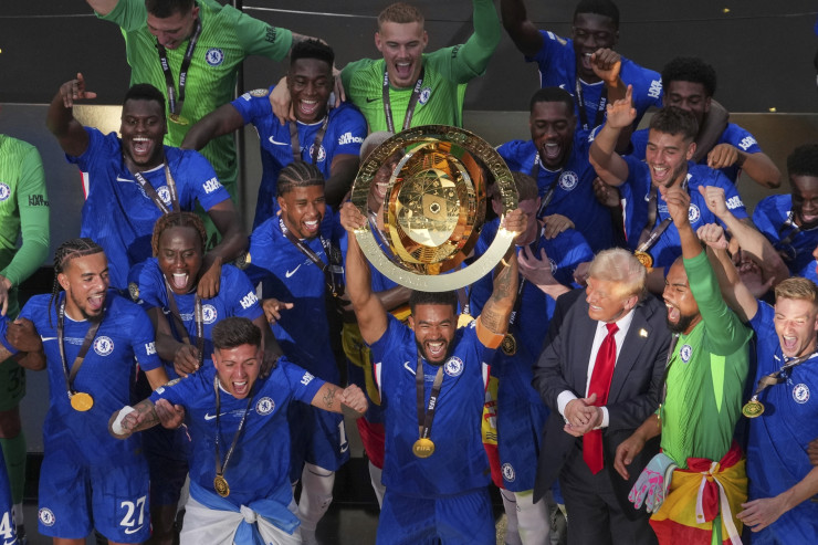 “Çelsi”yə kuboku Tramp təqdim etdi 