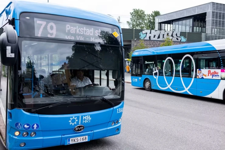 Sərxoş kişi  sərnişinləri olan avtobusu qaçırdı