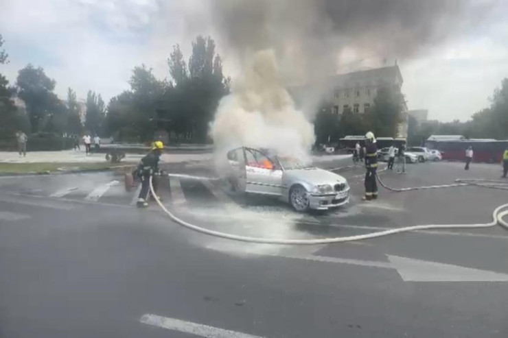 Bakının mərkəzində BMW yandı - VİDEO 
