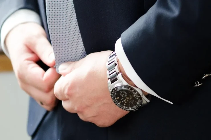 Oğrular deputatın  300 min avroluq saatını   qolundan qoparıb qaçdılar -  VİDEO 