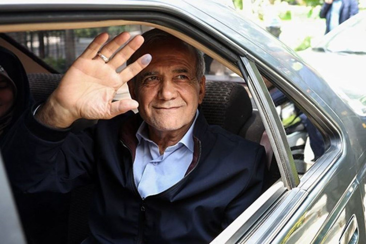 Pezeşkianın maşınına benzin yerinə su vurdular,  yolda qaldı