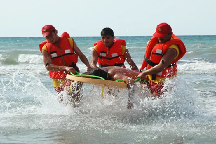 Xəzərdə 2 yeniyetmə  xilas olundu -  VİDEO 