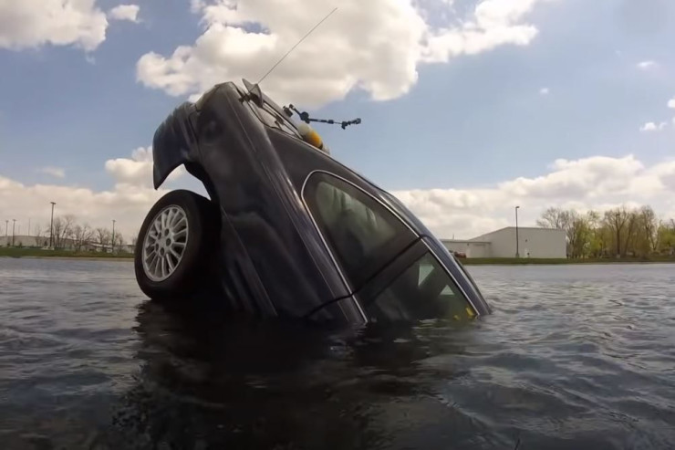 Maşın çaya düşdü, 4 prokurorun meyiti  tapıldı
