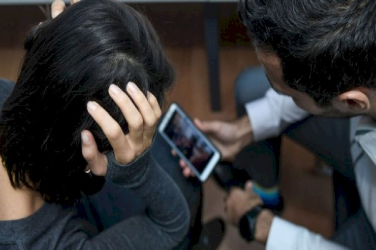 Bakıda "Bolt" sürücüsü maşında cinsi əlaqədə  olduğu məmuru belə ŞANTAJ ETDİ 