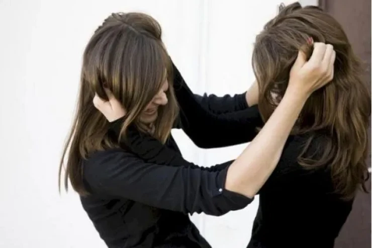 Bakıda qızlar küçədə "saçyoldu"ya çıxdı 