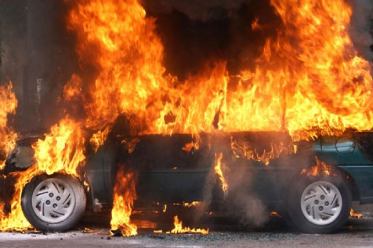 Siyəzəndə "Nissan" aşdı, 18 hektar ərazi yandı 