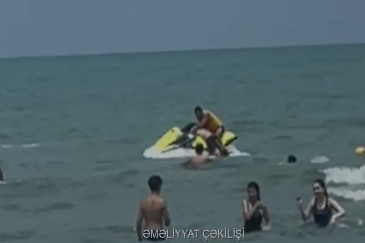 Bakıda dənizdə batan gənc belə xilas olundu - VİDEO 