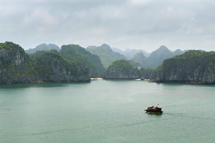 Turistləri daşıyan gəmi batdı, 27 nəfər  öldü - VİDEO 