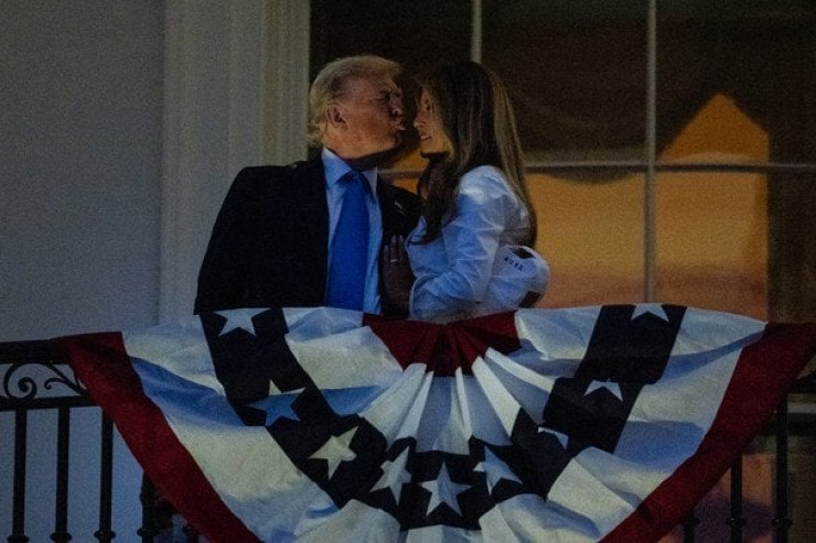 Özlərini yeni evlənənlər kimi  aparırlar: Donald Tramp arvadı Melaniyanı elə öpdü ki... 