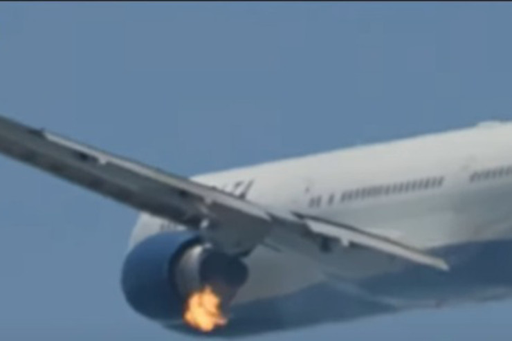 Havaya qalxan təyyarənin mühərriki yandı -VİDEO 