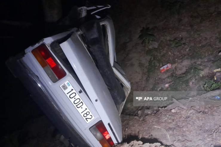 Avtomobil 100 metrdən dərəyə uçdu, 3 yaralı 