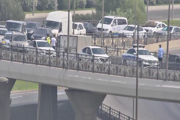 "Koroğlu” körpüsündə QƏZA:  böyük tıxac yarandı