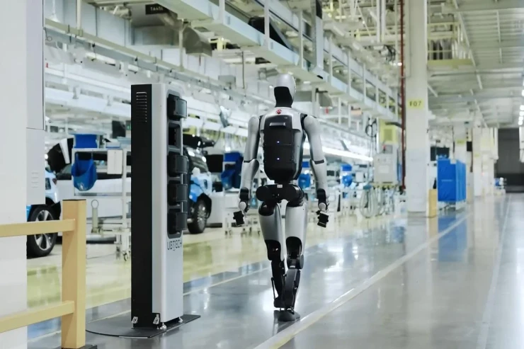 Bütün gün  işləyən   robot -  VİDEO 