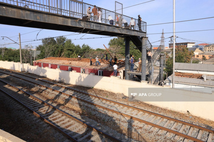 Dəmiryolu xətlərinin mühafizə zolağında qanunsuz tikilən evlər  sökülür-YENİLƏNİB 