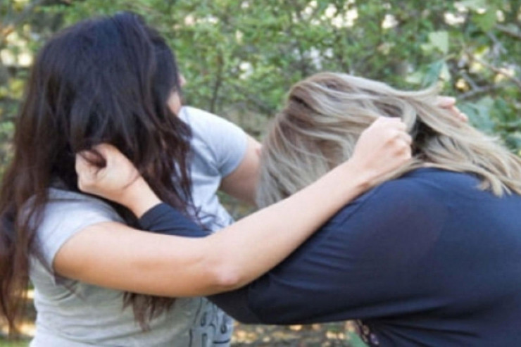 Bakıda qız bir silləyə görə anasını döydü 