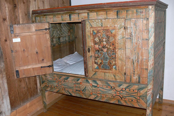 Bu insanlar niyə şkafda yatırdılar?  - Qəribə həyat tərzi