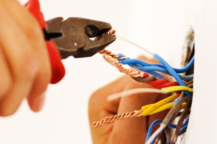 Ağdaşda cərəyan vuran kişi damdan yıxıldı 