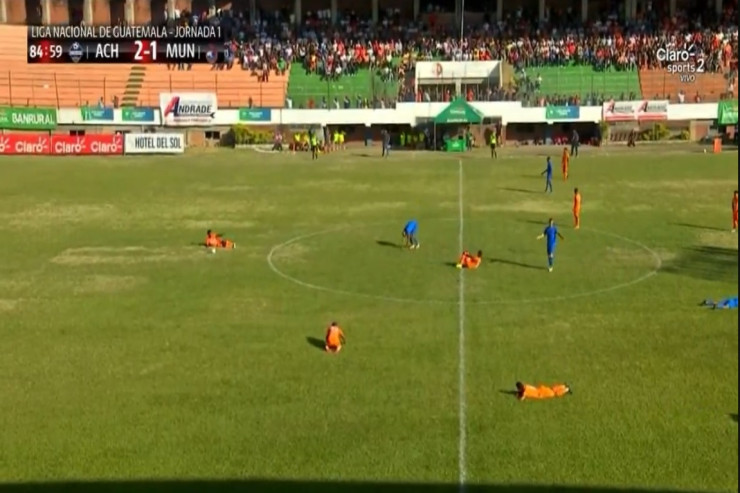 Futbolçular qəfil yerə uzandı,  oyun dayandı - ŞOK SƏBƏB - VİDEO 