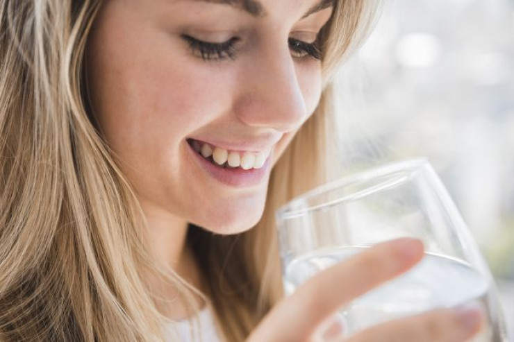 Nəmli dəriyə sahib olmağın  ən asan yolu - 1 stəkan... 