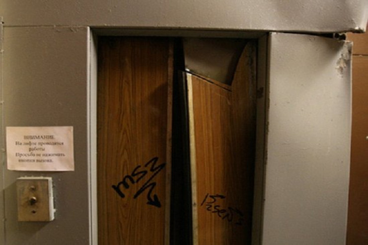 Bakıda zavodda FACİƏ:  usta liftin şaxtasına  düşüb öldü