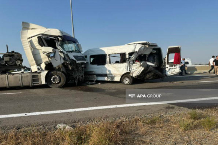 Şəmkirdə ağır qəza  - Mikroavtobus yük maşını ilə toqquşdu - VİDEO 