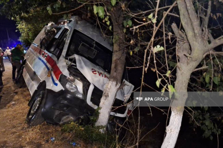 Təcili tibbi yardım avtomobili qəzaya uğradı, 2 nəfər xəsarət aldı - YENİLƏNİB 