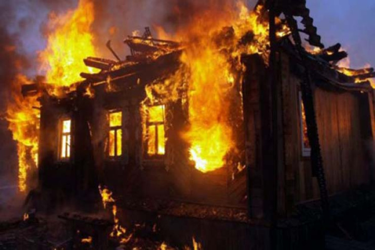 Zaqatalada məmurun evi yandı 