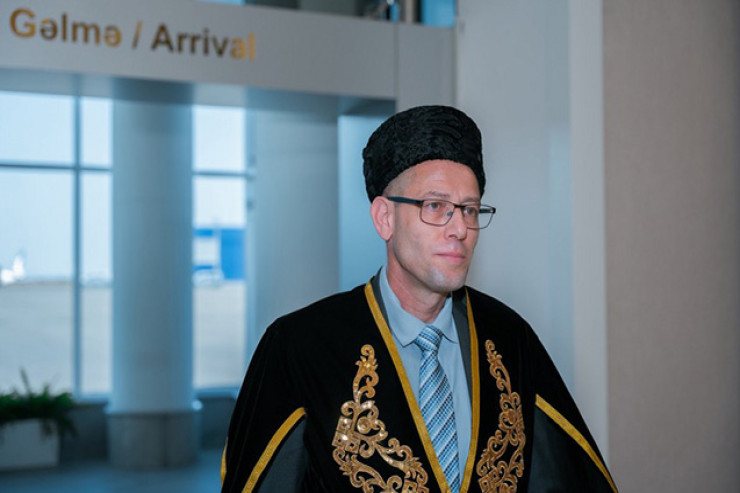 İsrailin yeni səfiri Bakıya Azərbaycanın milli geyimində gəldi 