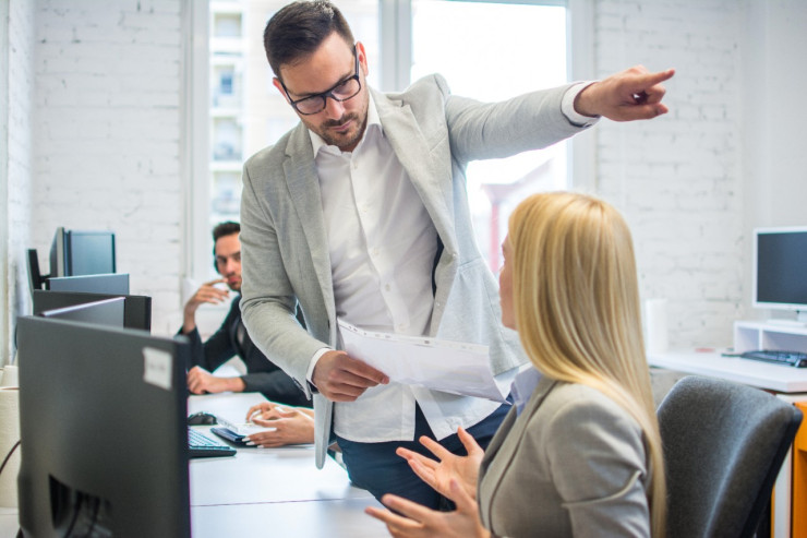 Məzuniyyətdə olan şəxsi işdən çıxarmaq olar? – CAVAB 