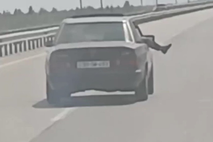 Maşında ayaqlarını pəncərədən çıxardı, cərimələndi  - VİDEO 