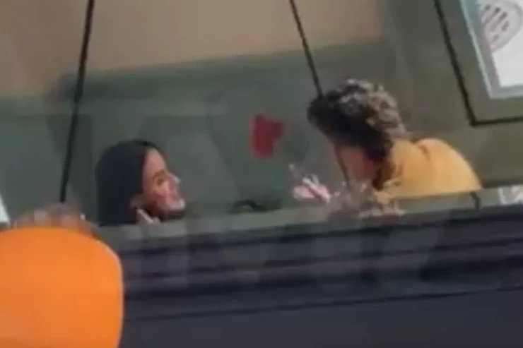 Keçmiş baş nazir  məşhur müğənni ilə   yaxalandı