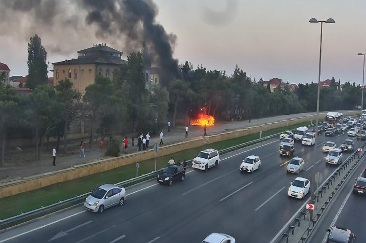 Aeroport yolunda maşın yandı