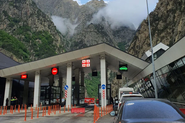 Gürcüstan-Rusiya sərhədi nəqliyyat vasitələri üçün bağlandı - VİDEO 