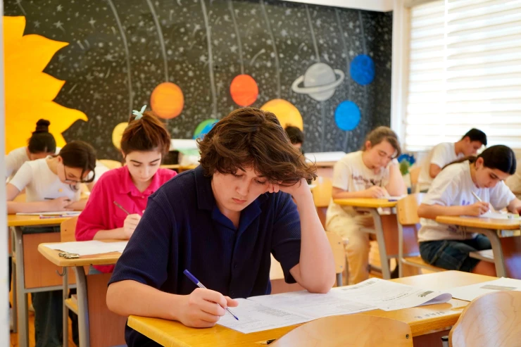 İmtahanda nəzarətçi zalda köçürməyə şərait yaratdı, aqibəti pis oldu 