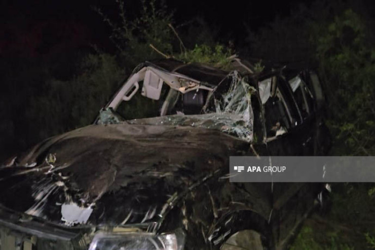 Şəmkirdə avtomobil dərəyə uçdu, 5 nəfər ağır xəsart aldı - FOTO 