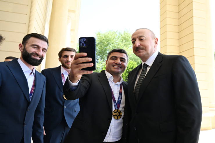 Prezident futbolçularla selfi çəkdirdi - VİDEO 