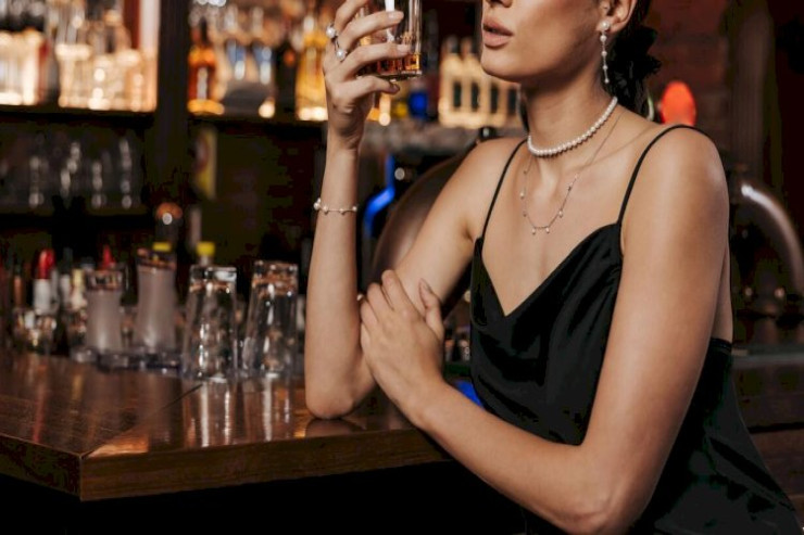 Bakıda məşhur "Pub"da DAVA:  qadın müştəri HƏBS OLUNDU 