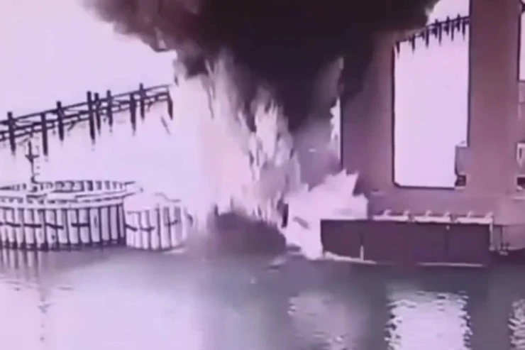 Ukrayna Krım körpüsünü  partlatdı -VİDEO 