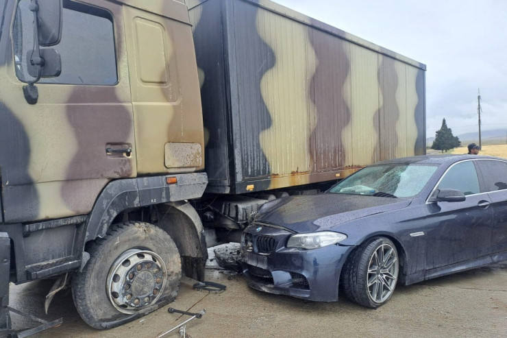 BMW hərbi maşına  çırpıldı