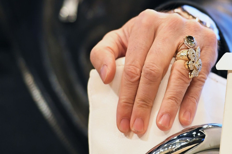 Kriminal avtoritet fahişəyə görə  mühakimə olunur