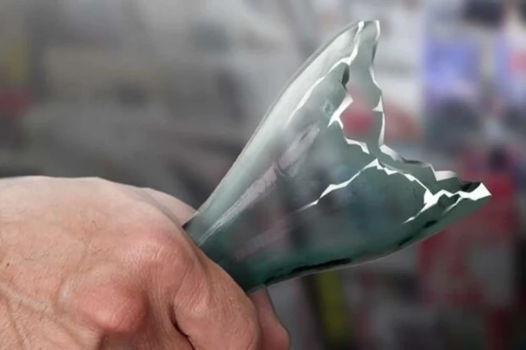 İçki şüşəsi ilə dostunun boğazını kəsdi - Parkda DƏHŞƏTLİ QƏTL 