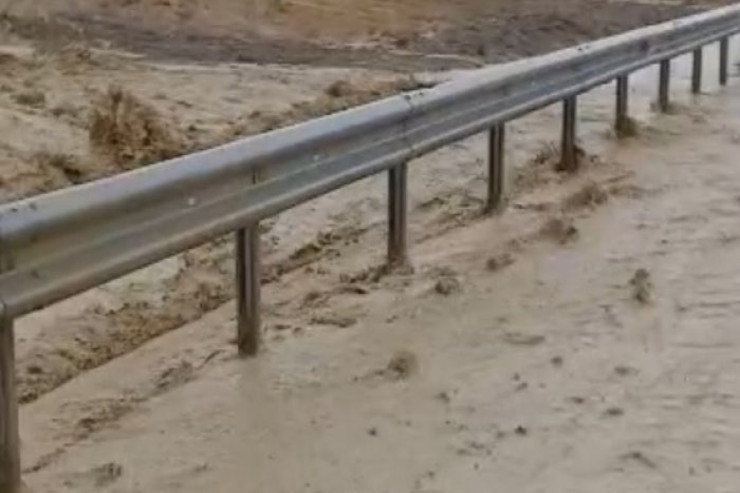 Sel yol infrasturkturuna ciddi problem yaratdı - VİDEO 
