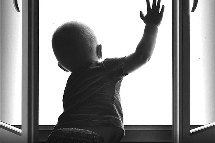 9-cu mərtəbədən yıxılan 2 yaşlı uşaq sağ qaldı 